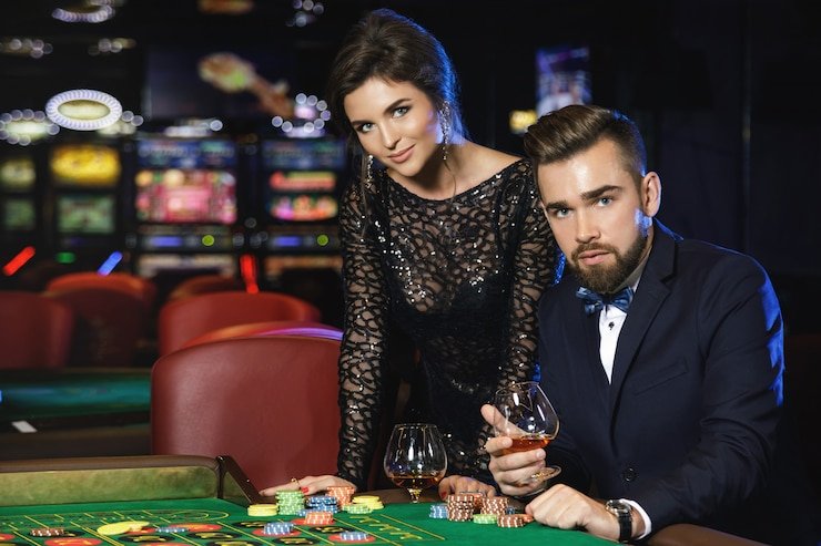 বাংলাদেশে ফোনে গাইড পড়ার দৃশ্য